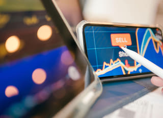 進行 Bitcoin、Ethereum 與外匯選擇權分析的多市場交易者